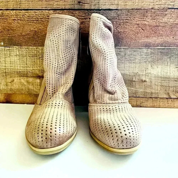 NWOT Miz Mooz Sundance Maggie Suede Perforated Bootie - Picture 5 of 11